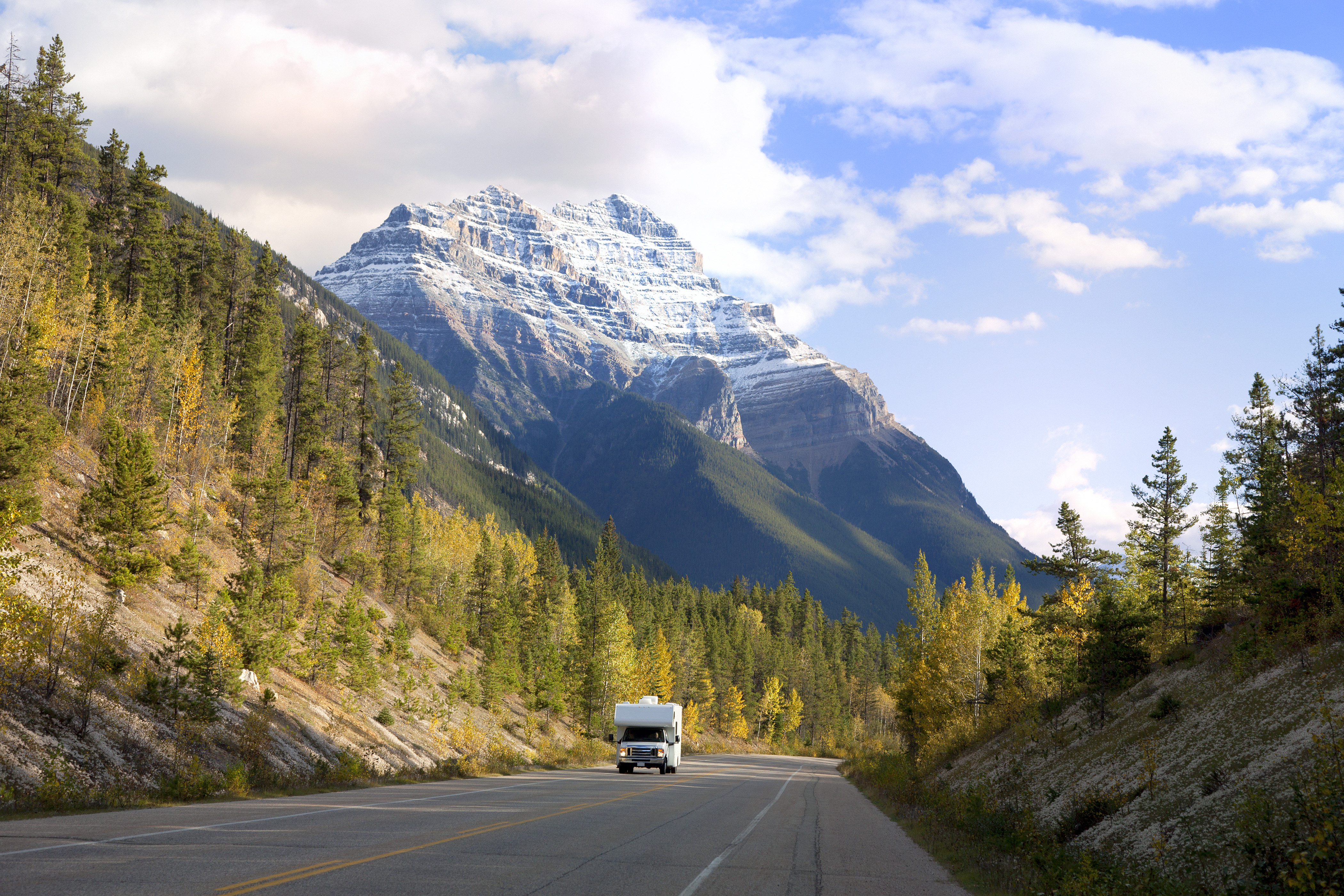 Ein Wohnmobil auf dem Icefields Parkway im Banff Nationalpark in Alberta