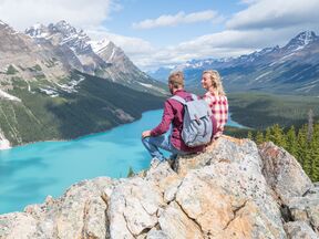 Wanderer genieÃŸen die Aussicht auf den Peyto Lake in der kanadischen Provinz Alberta