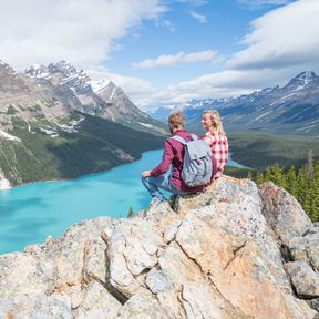 Wanderer genieÃŸen die Aussicht auf den Peyto Lake in der kanadischen Provinz Alberta