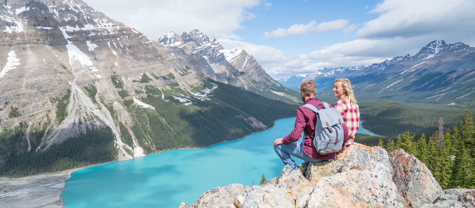 Wanderer genieÃŸen die Aussicht auf den Peyto Lake in der kanadischen Provinz Alberta