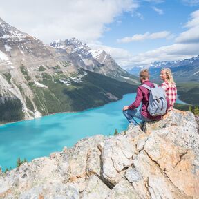 Wanderer genieÃŸen die Aussicht auf den Peyto Lake in der kanadischen Provinz Alberta