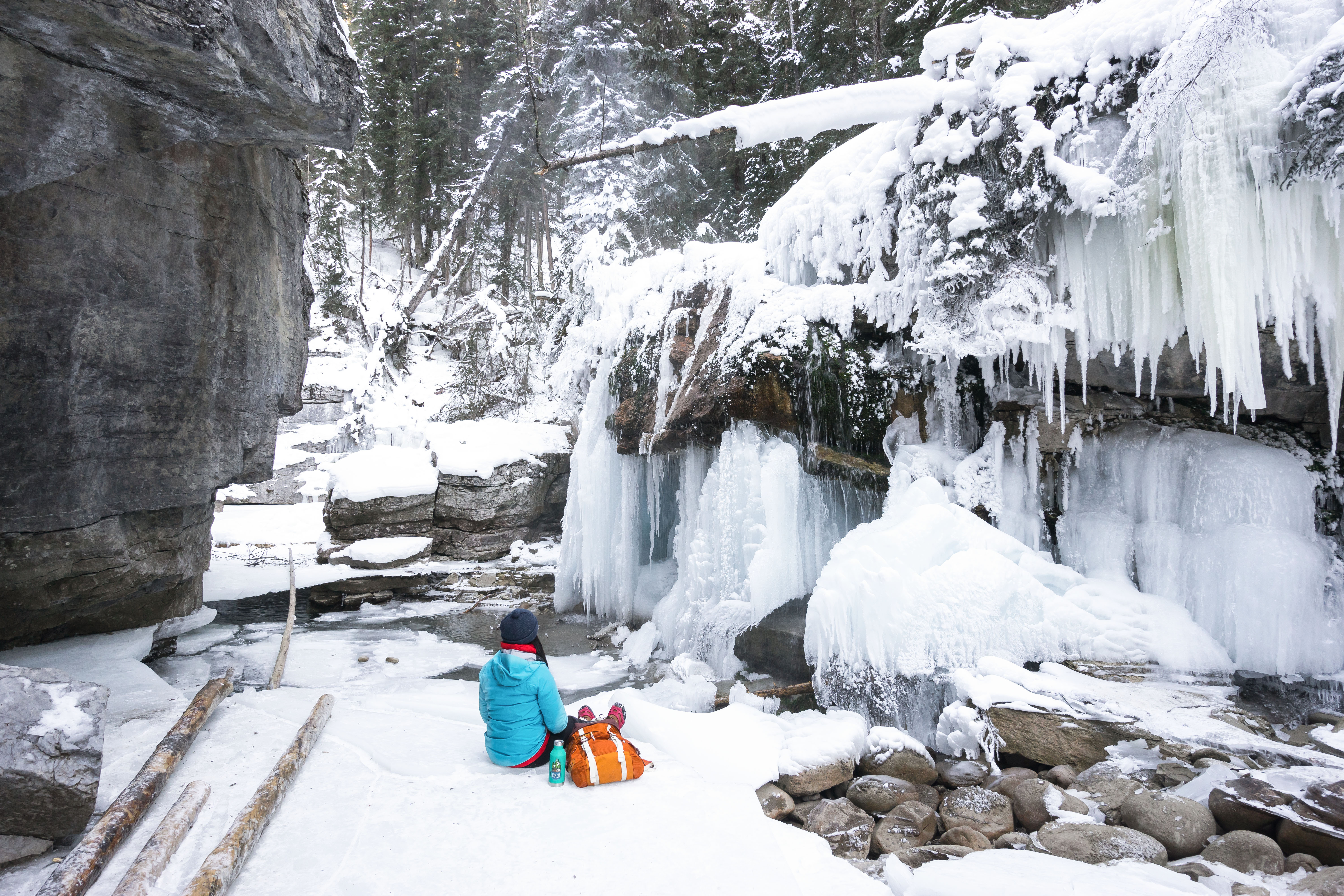 Den Ausblick an der Schlucht Johnston Canyon im Banff Nationalpark genieÃŸen