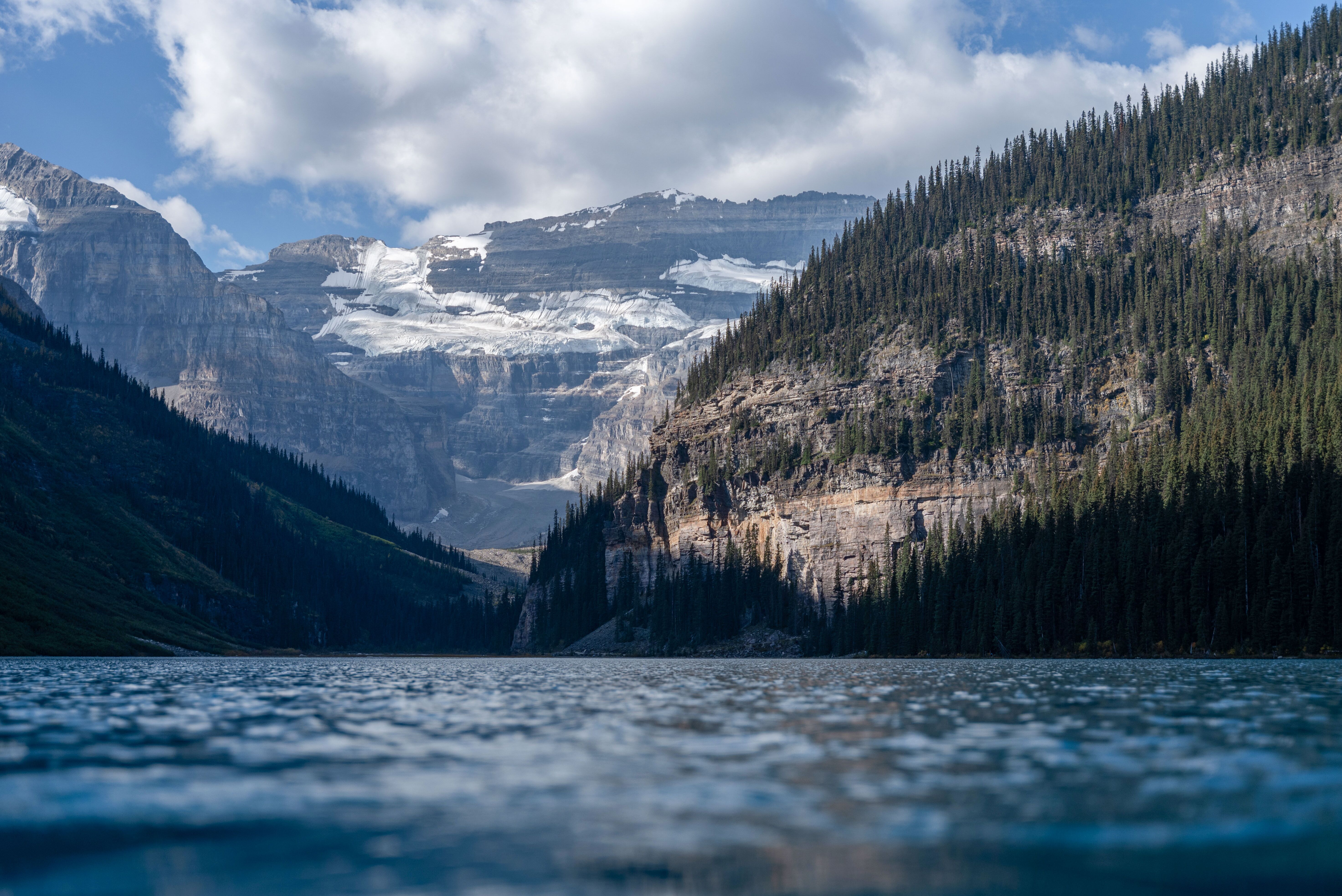Blick über den Lake Louise auf den majestätischen Victoria Gletscher Blick über den Lake Louise auf den majestätischen Victoria Gletscher