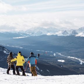 Skifahren im schönen Skigebiet Lake Louise in Alberta