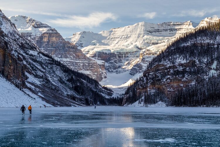 Schlittschuh laufen am winterlichen Lake Louise im Banff National Park in Alberta