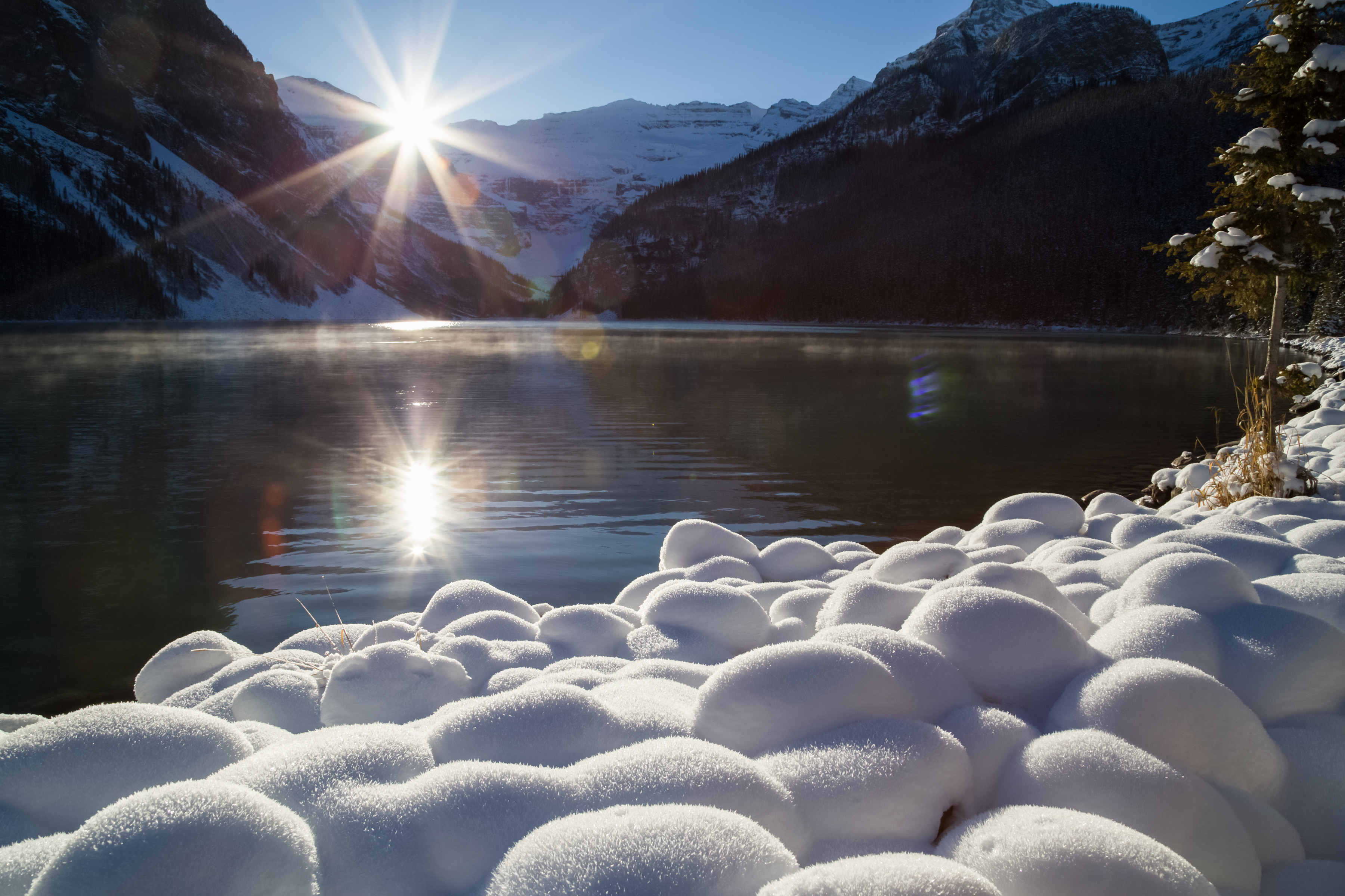 Der winterliche Lake Louise im Sonnenschein im Banff National Park in Alberta