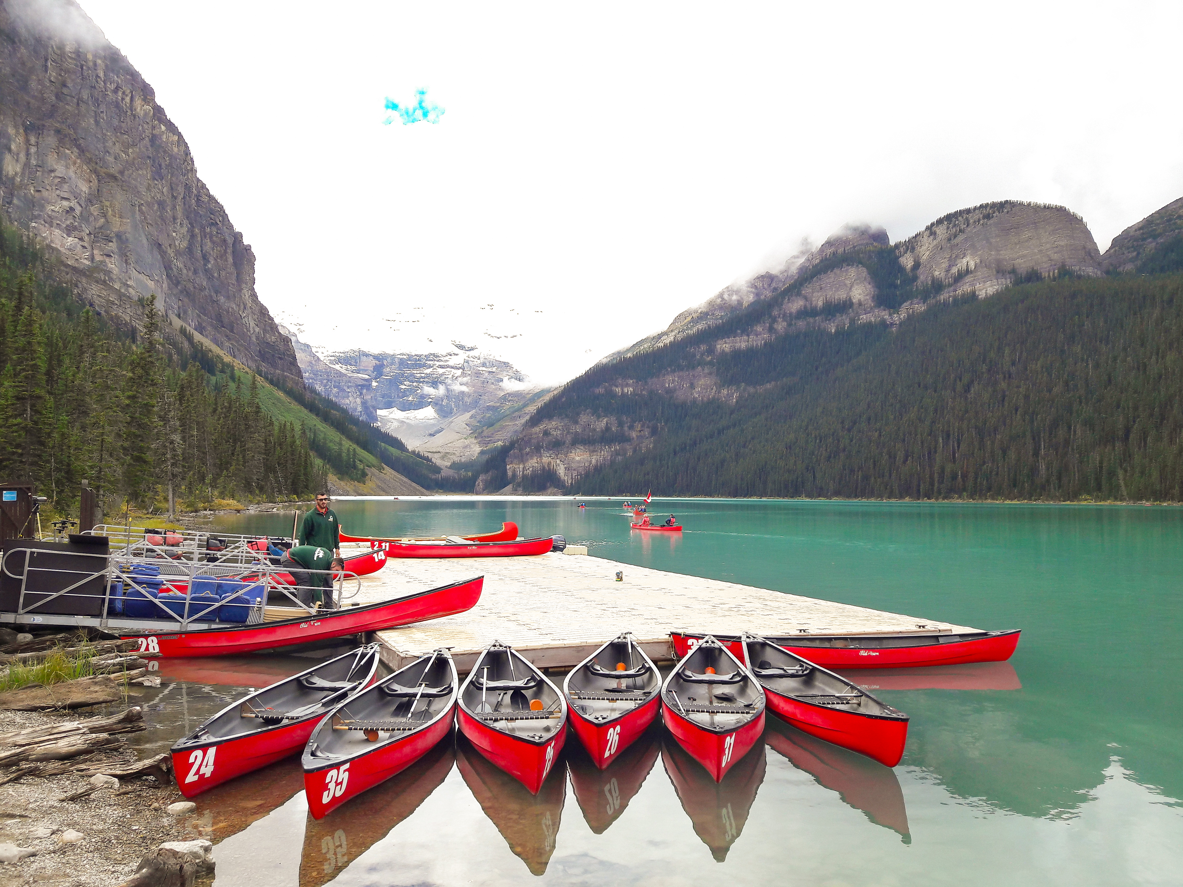 Wolkenmeer Ã¼ber dem wunderschÃ¶nen Lake Louise in Alberta