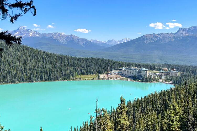 Blick auf das Chateau Lake Louise in Alberta