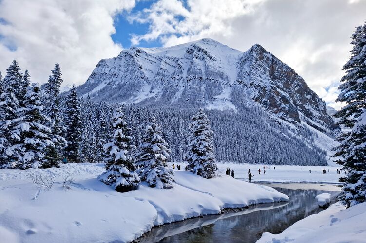 Verschneite Landschaft am Lake Louise