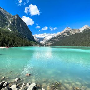 Der türkisfarbene Lake Louise im Sommer