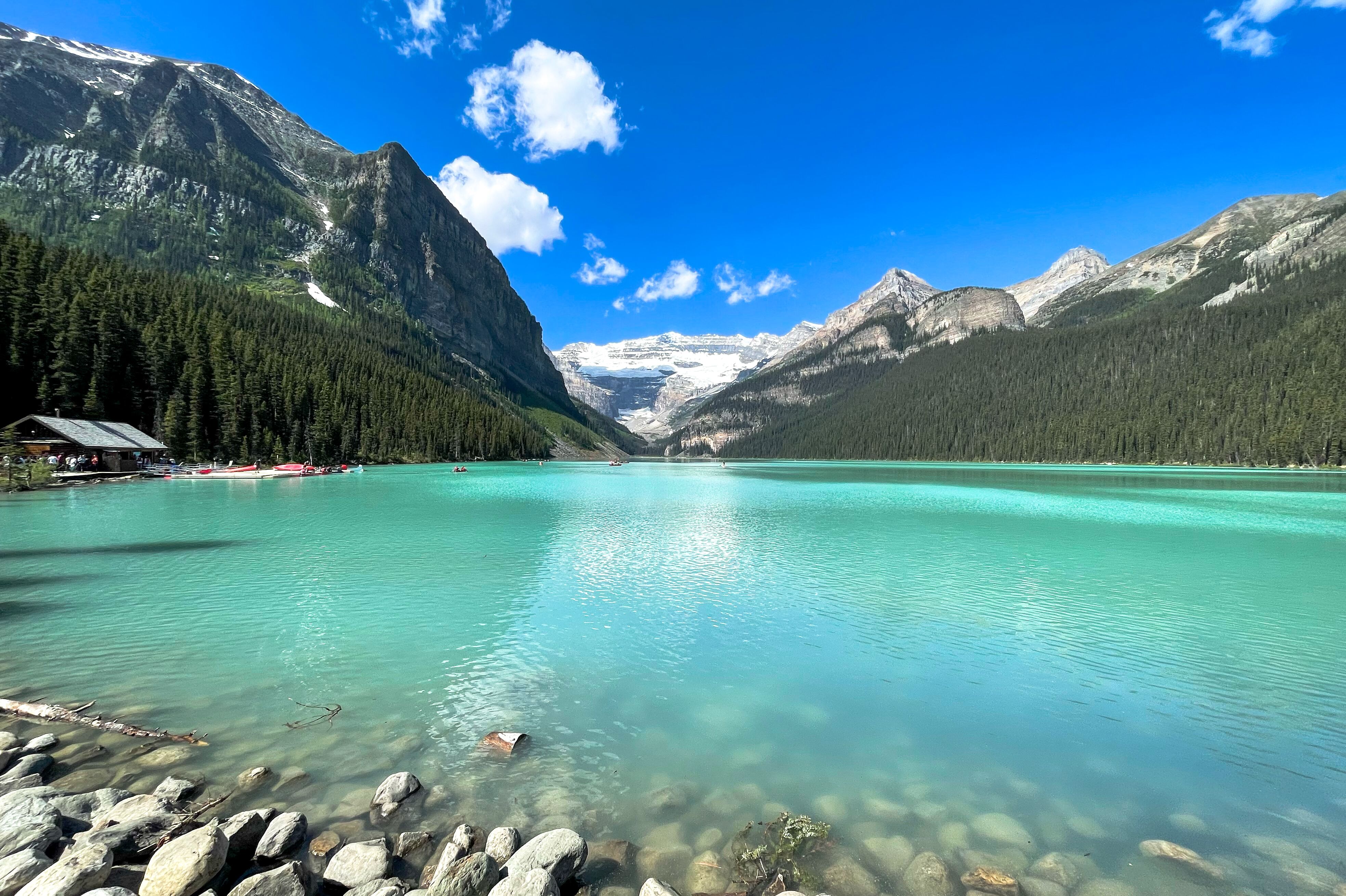 Der türkisfarbene Lake Louise im Sommer