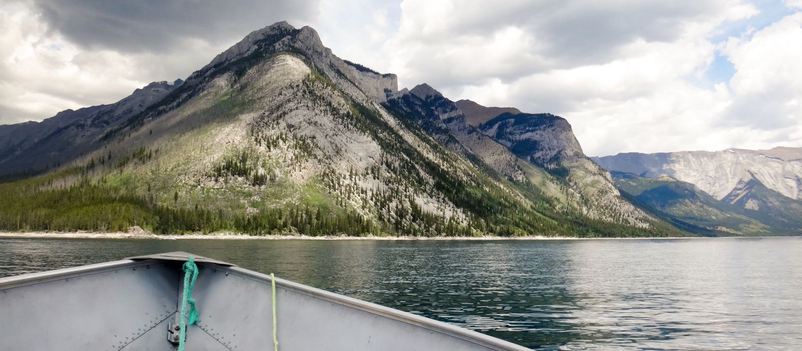 Mit einem Boot auf dem Lake Minnewanka in Alberta