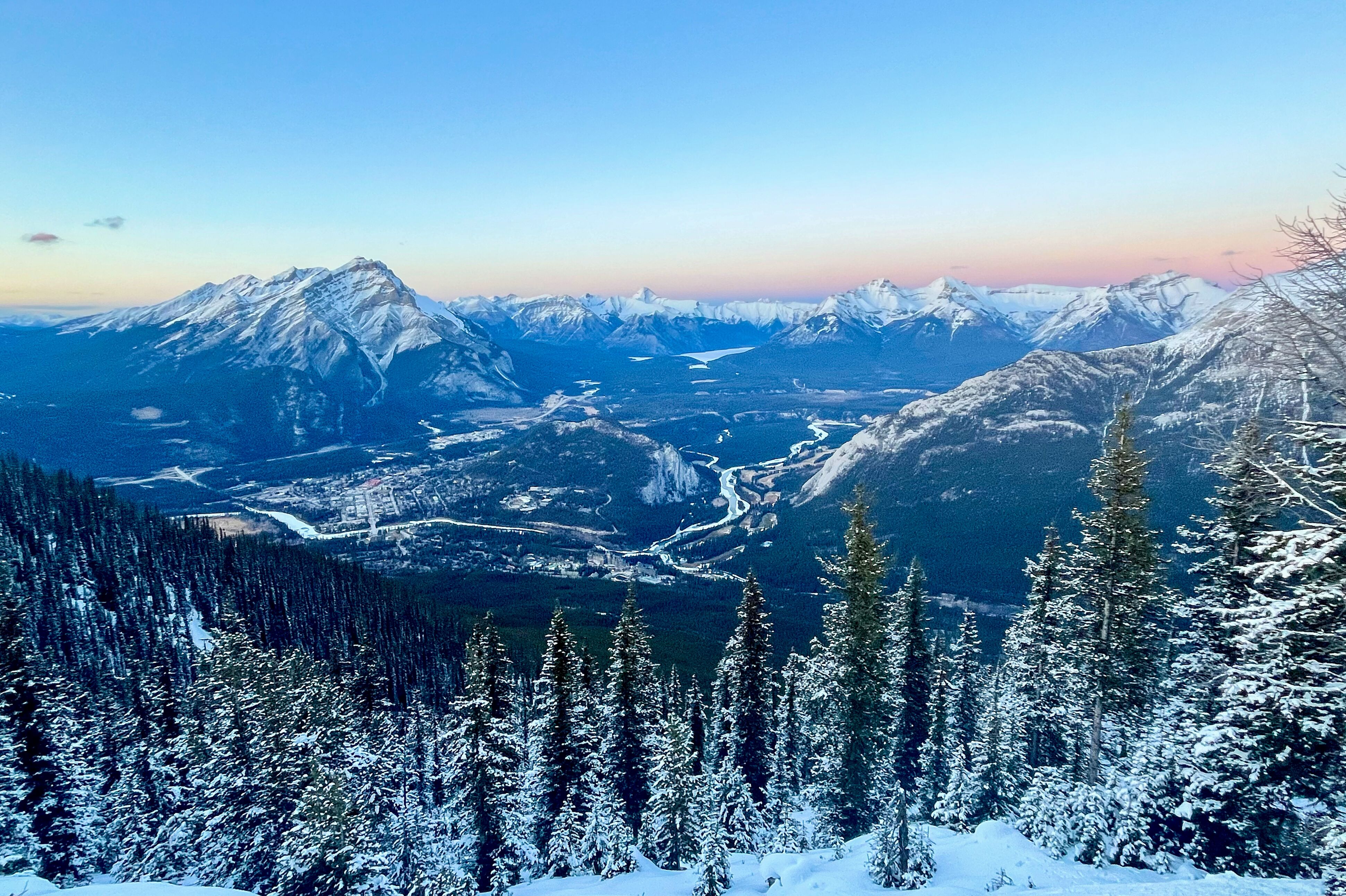 Sonnenuntergang über dem verschneiten Banff Nationalpark