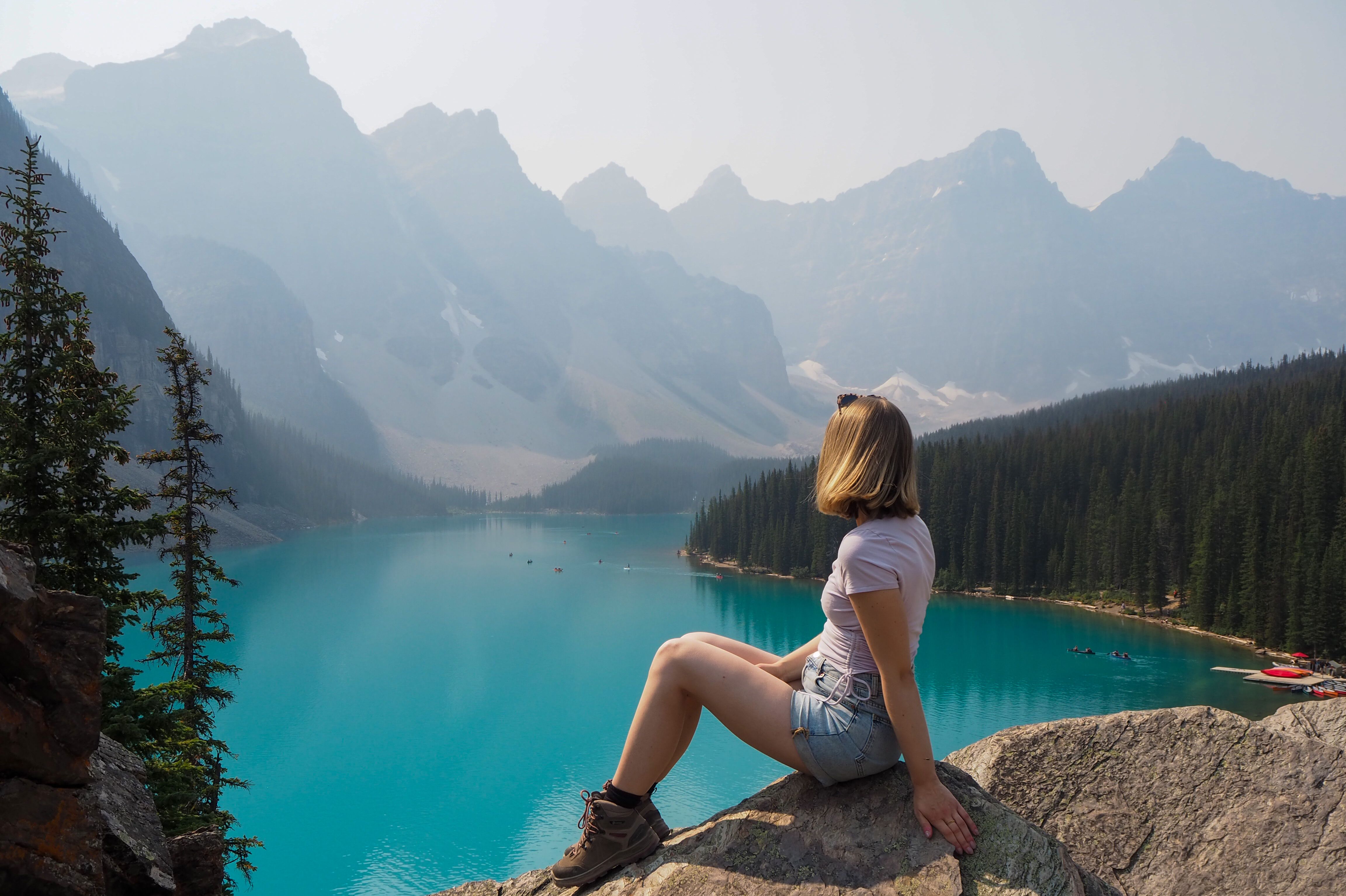 CANUSA-Mitabeiterin Jana Schoer blickt auf den Moraine Lake im Banff National Park