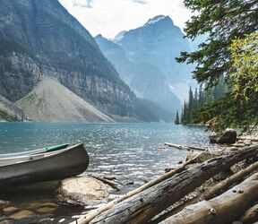 Ein Kanu am Moraine Lake im Banff Nationalpark in Alberta