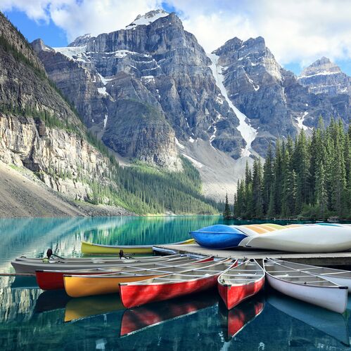 Kanus warten am Moraine Lake im Banff Nationalpark in Alberta auf ihren Einsatz