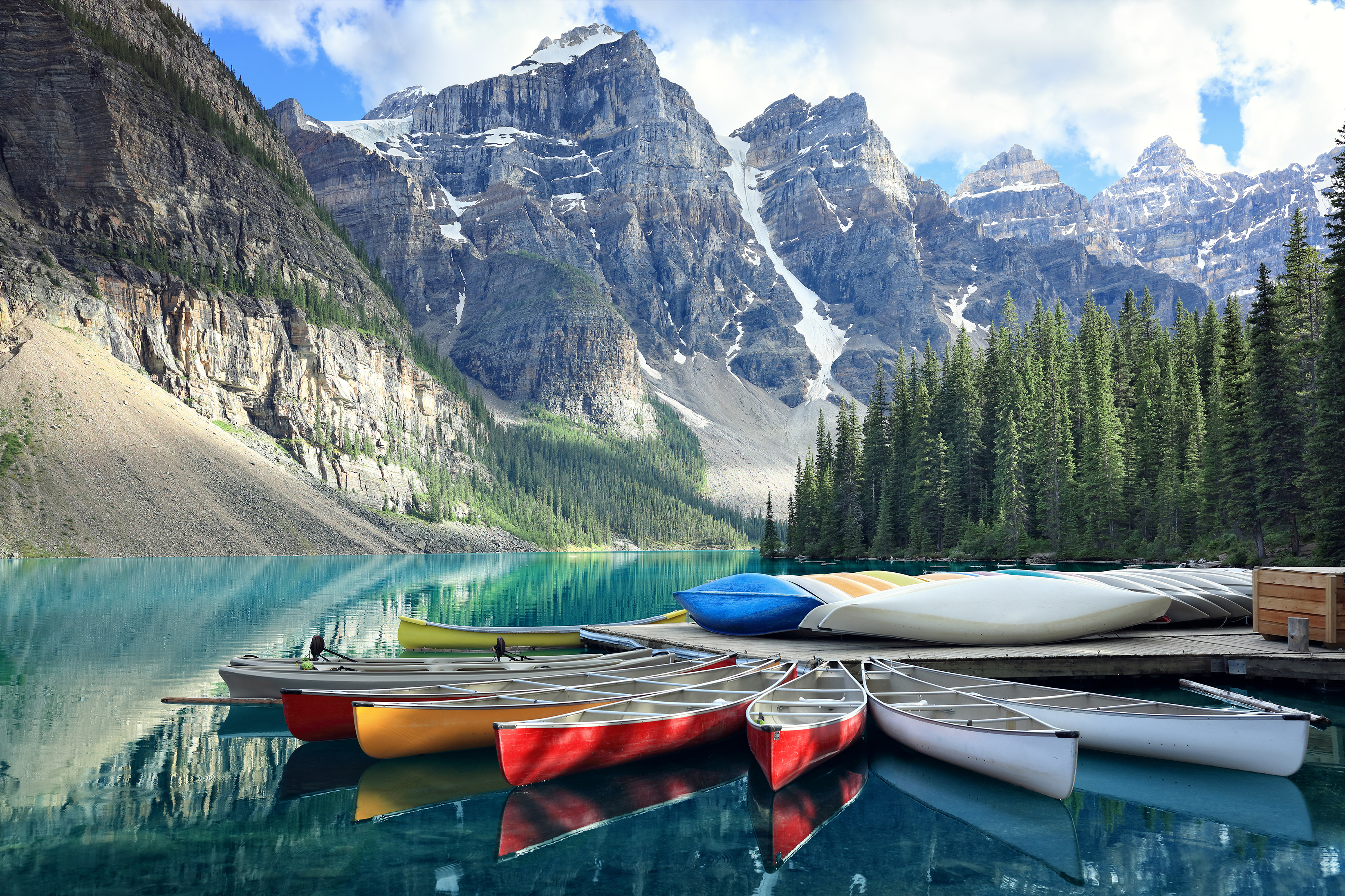 Kanus warten am Moraine Lake im Banff Nationalpark in Alberta auf ihren Einsatz