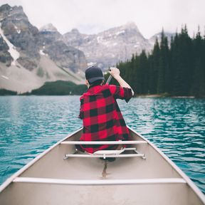 Kanufahren auf dem Moraine Lake im Banff Nationalpark, Alberta