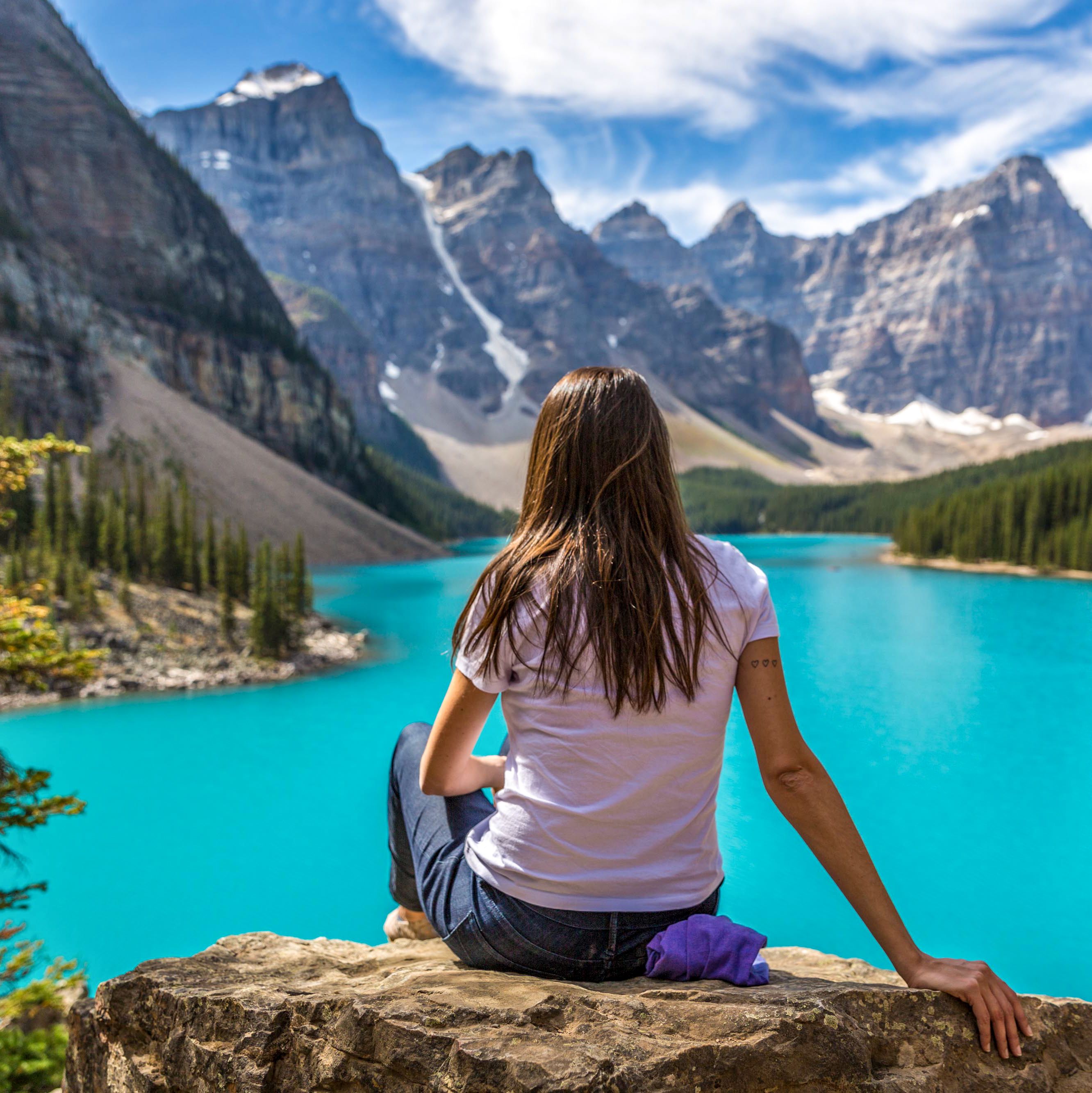 Eine Frau in traumhafter Landschaft am Moraine Lake in Alberta