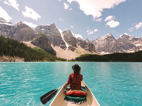 Mit dem Kanu den spiegelnden Moraine Lake in Alberta erforschen