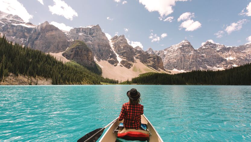 Mit dem Kanu den spiegelnden Moraine Lake in Alberta erforschen