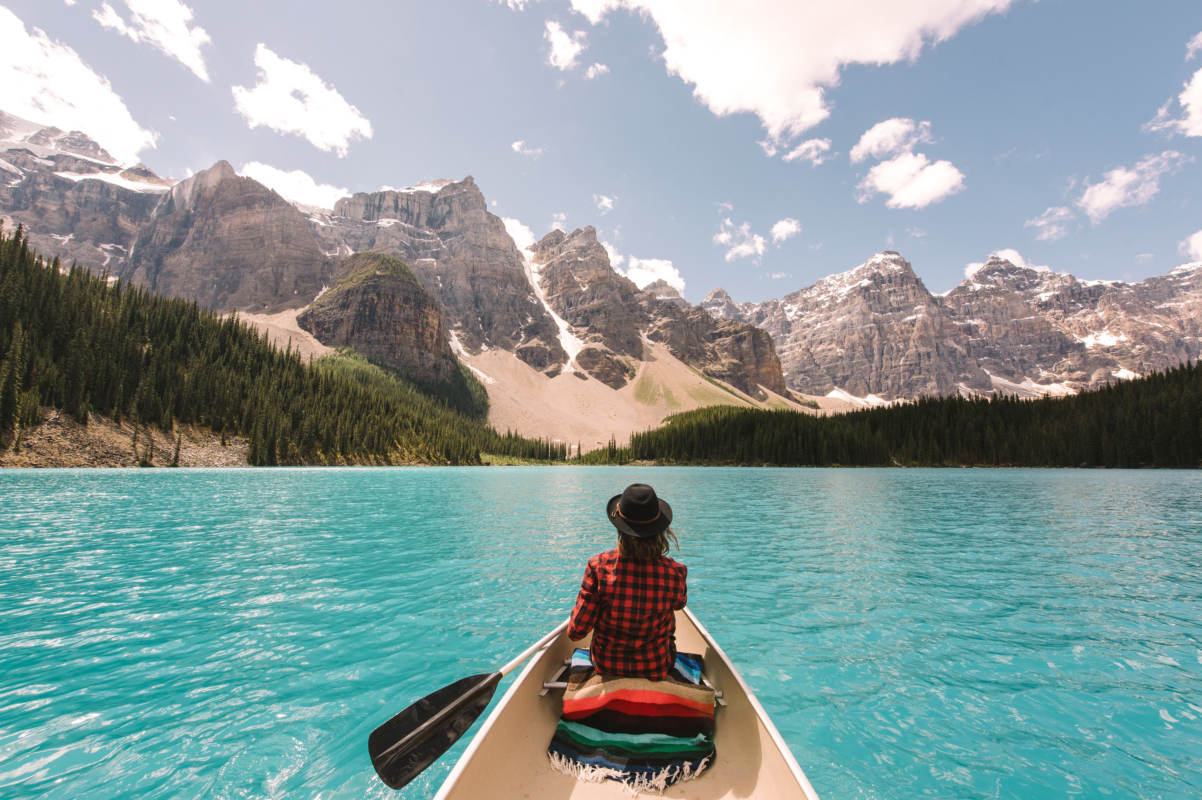 Mit dem Kanu den spiegelnden Moraine Lake in Alberta erforschen
