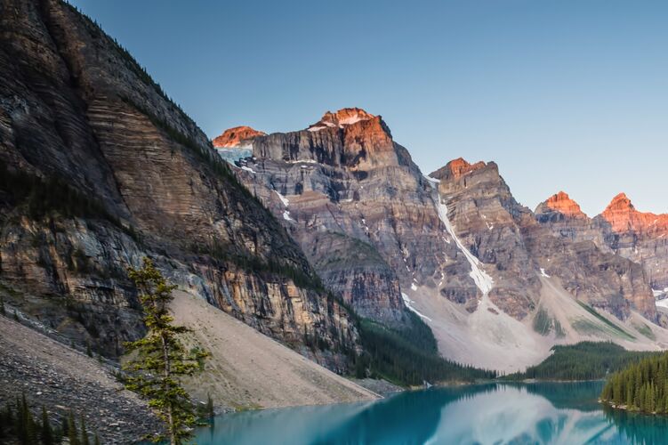 Schöne Spiegelungen auf der Wasseroberfläche vom Moraine Lake in Banff in Kanada