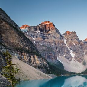 Schöne Spiegelungen auf der Wasseroberfläche vom Moraine Lake in Banff in Kanada