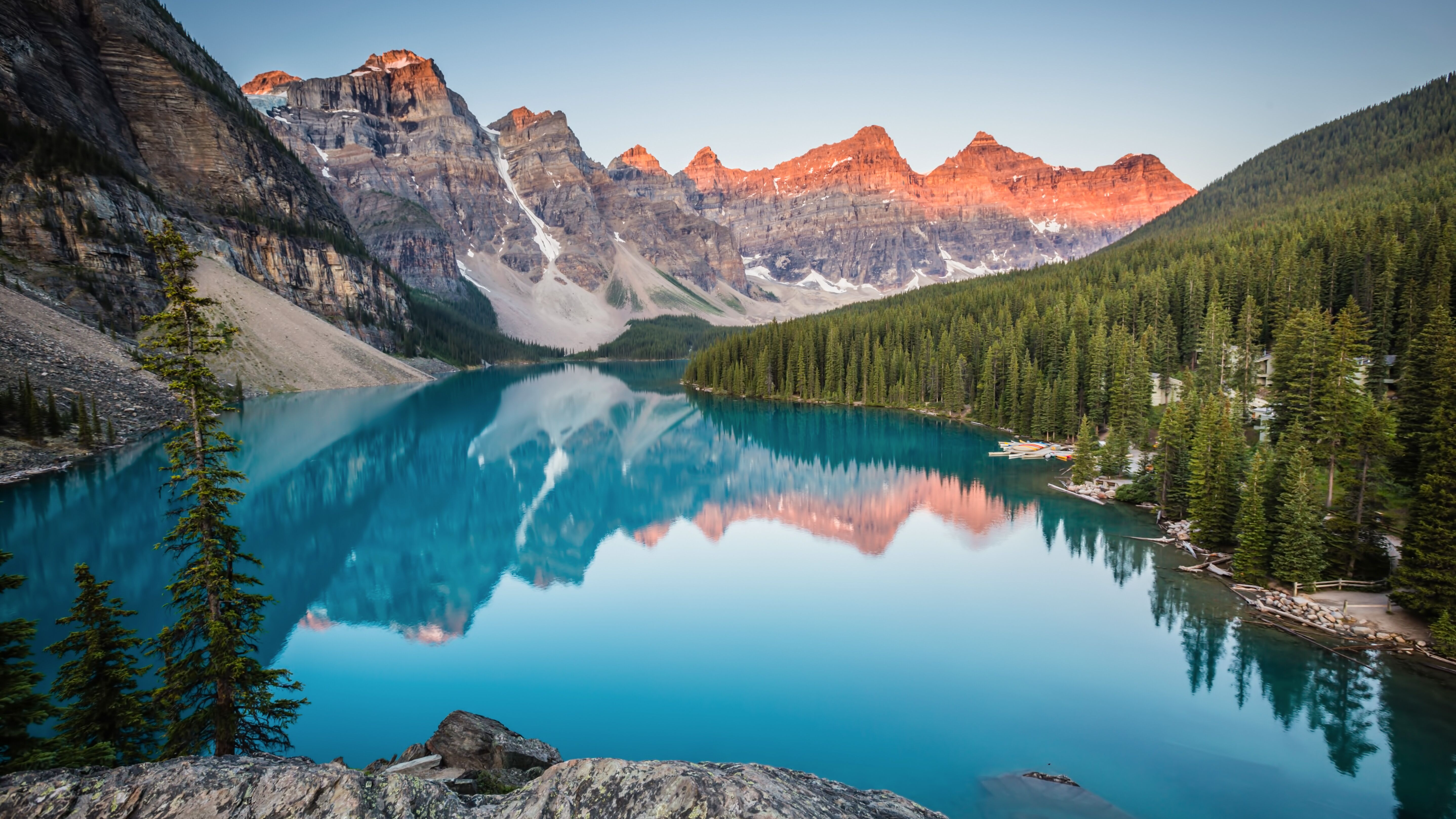 Schöne Spiegelungen auf der Wasseroberfläche vom Moraine Lake in Banff in Kanada Schöne Spiegelungen auf der Wasseroberfläche vom Moraine Lake in Banff in Kanada