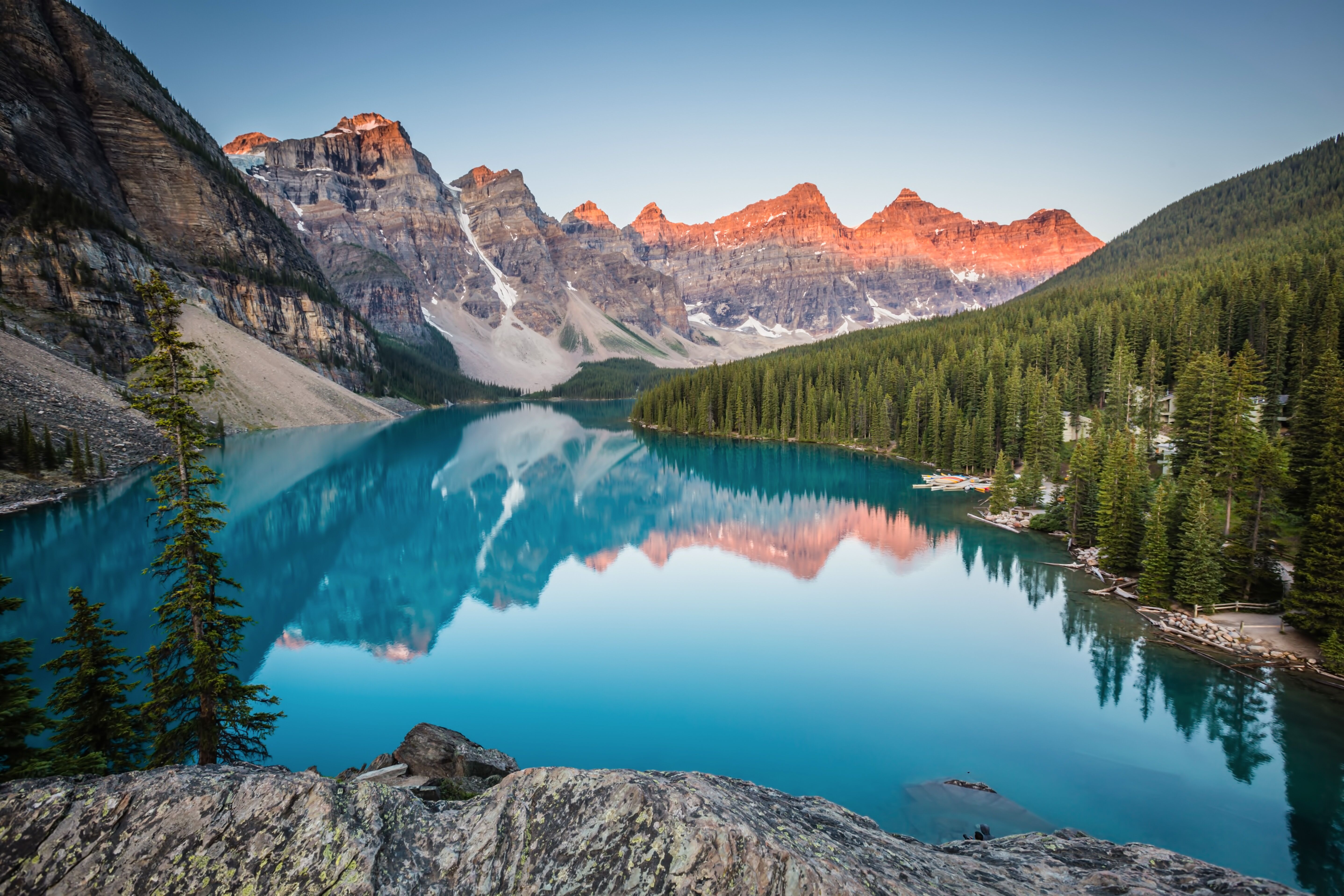 Schöne Spiegelungen auf der Wasseroberfläche vom Moraine Lake in Banff in Kanada