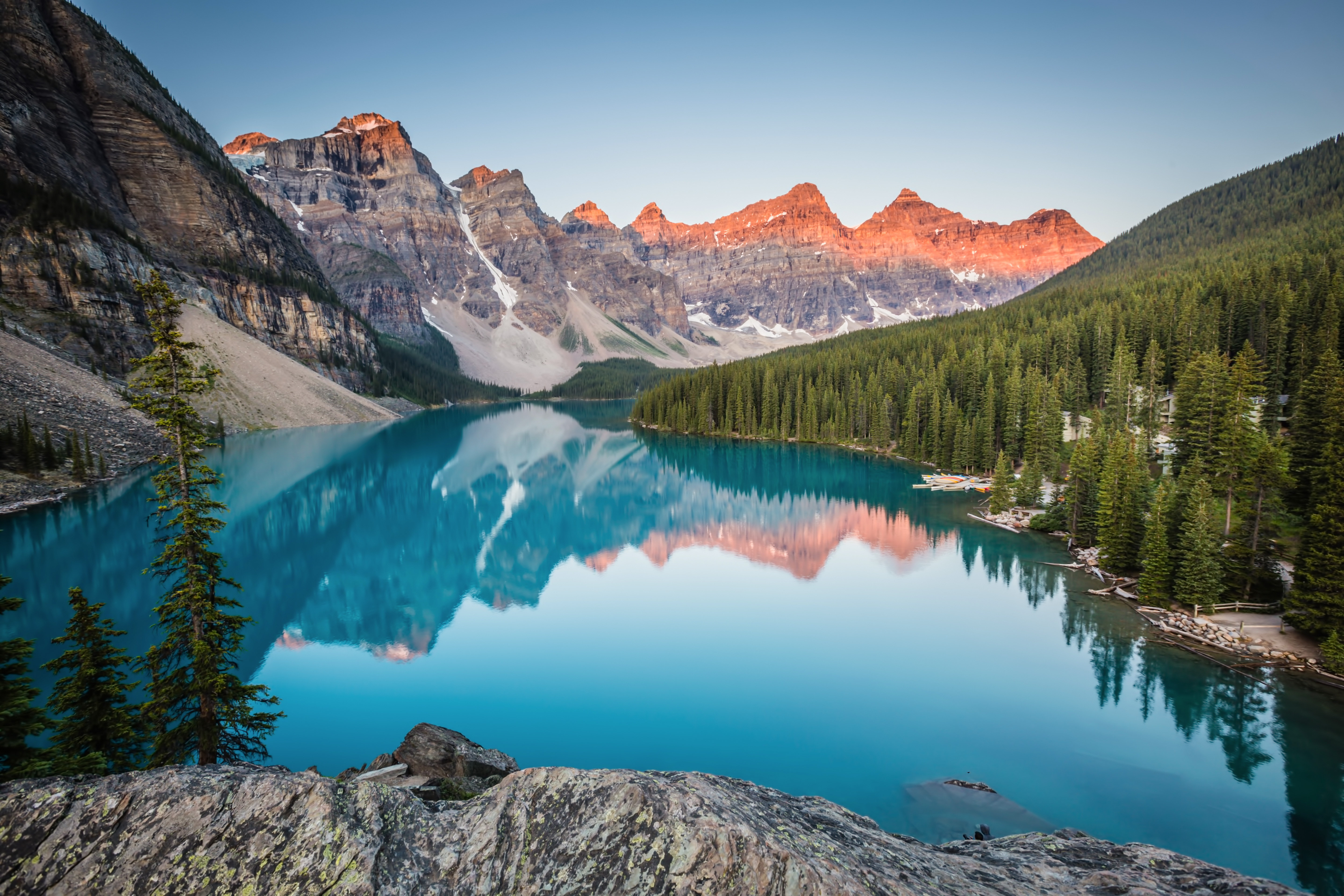 Schöne Spiegelungen auf der Wasseroberfläche vom Moraine Lake in Banff in Kanada Schöne Spiegelungen auf der Wasseroberfläche vom Moraine Lake in Banff in Kanada