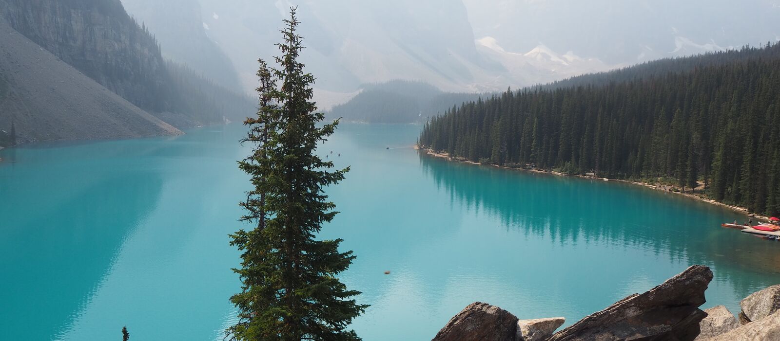 Blick auf den Moraine Lake im Banff National Park