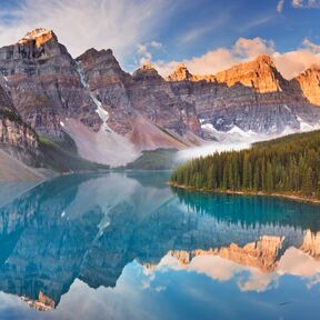 Die Sonne geht auf über dem schönen Moraine Lake im Banff Nationalpark in Alberta