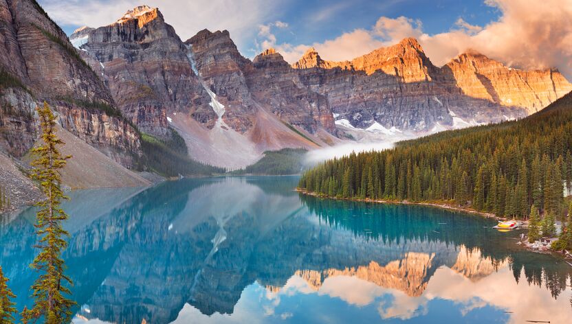 Die Sonne geht auf über dem schönen Moraine Lake im Banff Nationalpark in Alberta Die Sonne geht auf über dem schönen Moraine Lake im Banff Nationalpark in Alberta