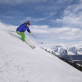 Skifahrer im Mount Norquay Skigebiet