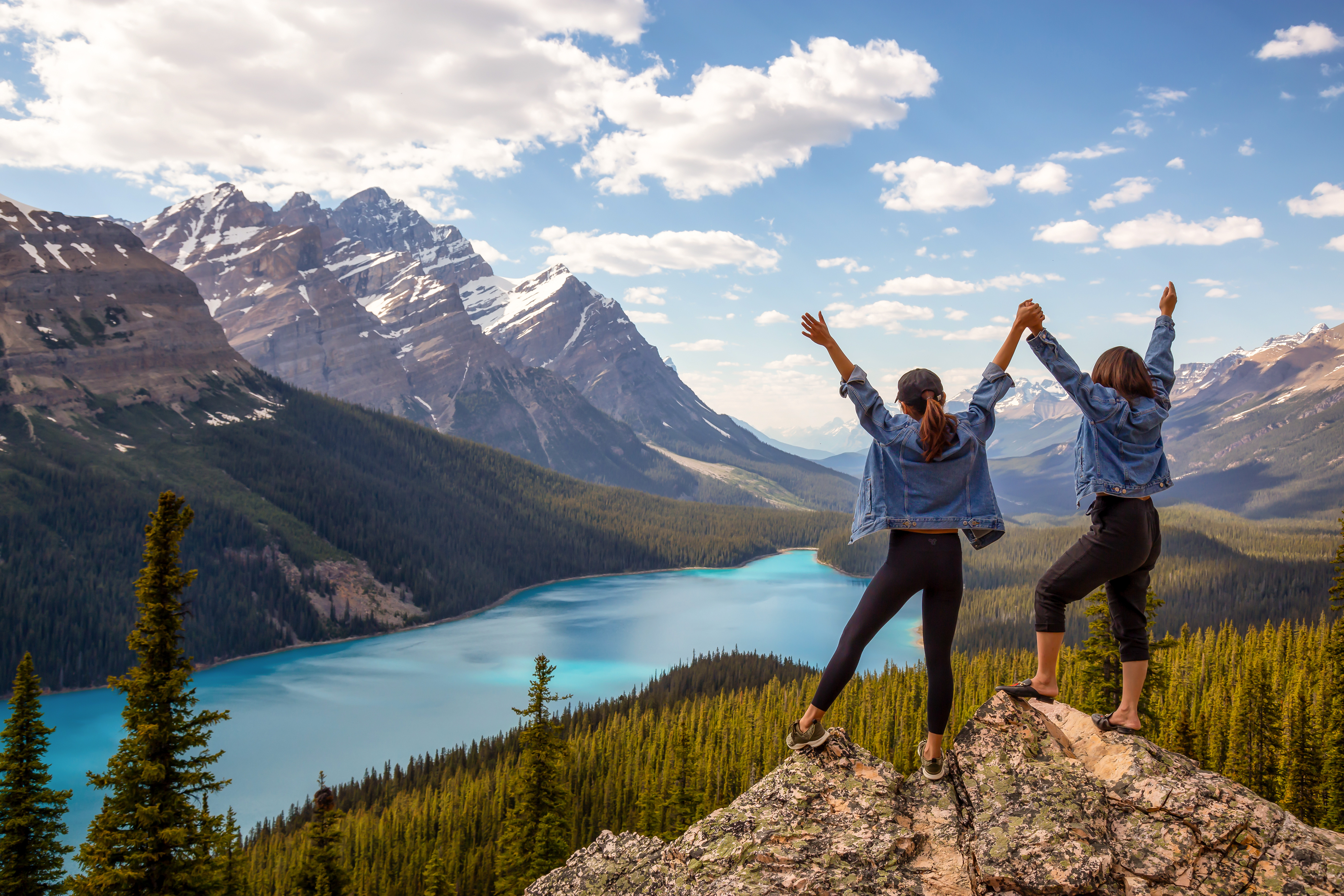 Der türkise Peyto Lake im Banff National Park leuchtet im Sonnenlicht