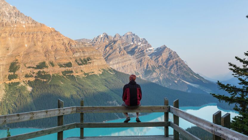 Mann sitzt am Peyto See, Alberta Mann sitzt am Peyto See, Alberta