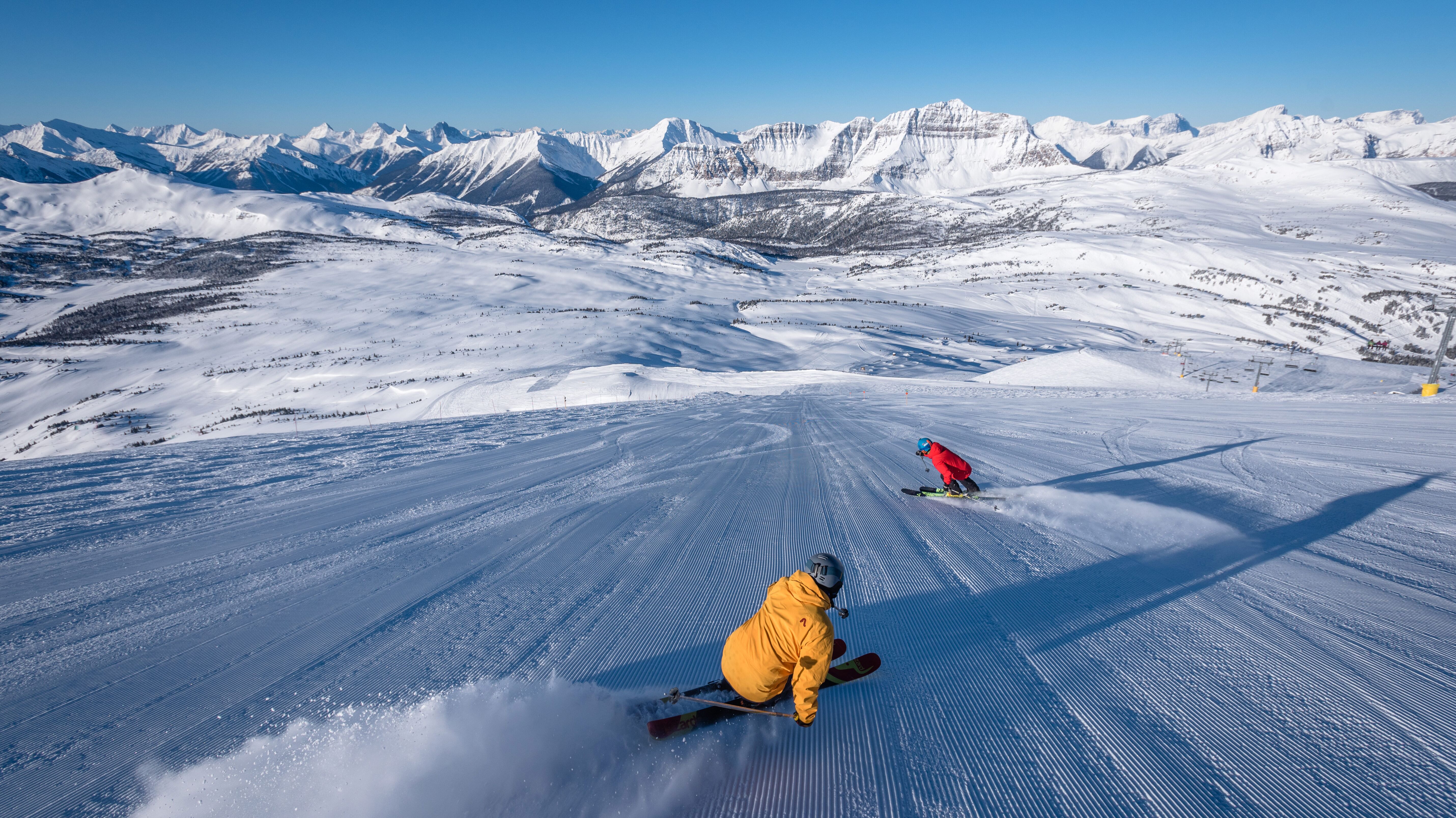 Abfahrt im Skigebiet Sunshine Village Rasant bergab: Im Sunshine Village warten steile Abfahrten vor der Kulisse der kanadischen Rockies.