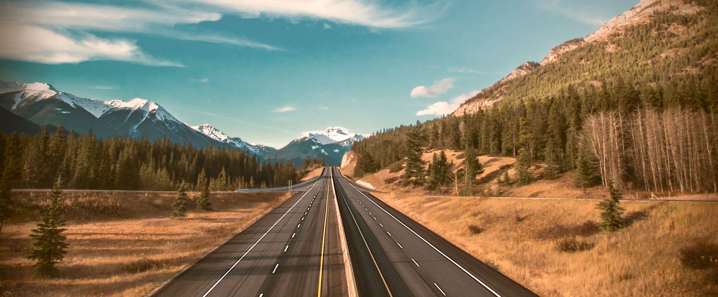 Blick Ã¼ber den Trans Kanada Highway in Banff