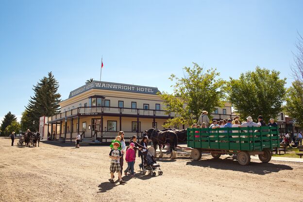 Kutsche mit Touristen im Heritage Park in Calgary Kutsche mit Touristen im Heritage Park in Calgary