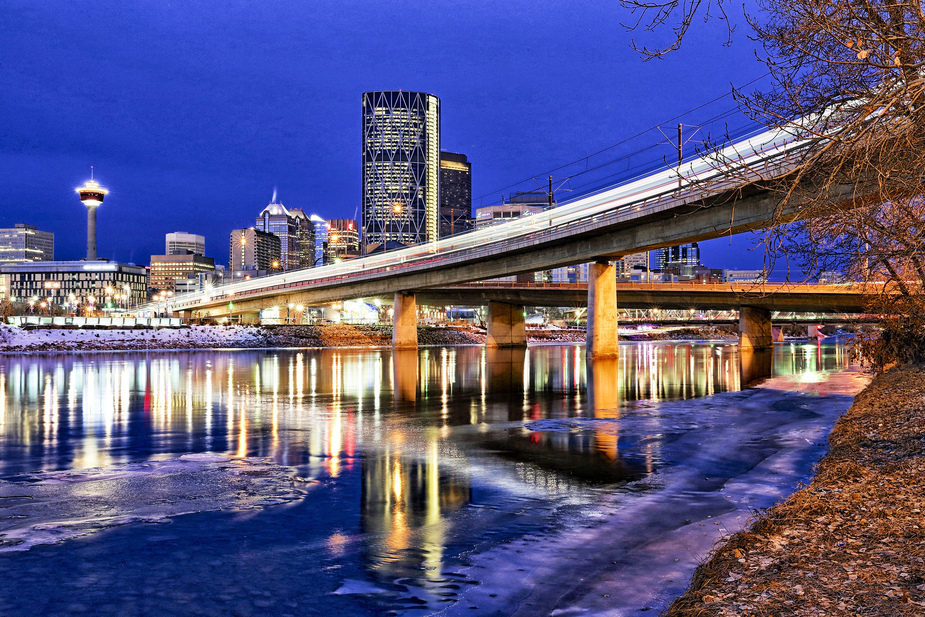 Calgary Skyline vom Flussufer des Bow River