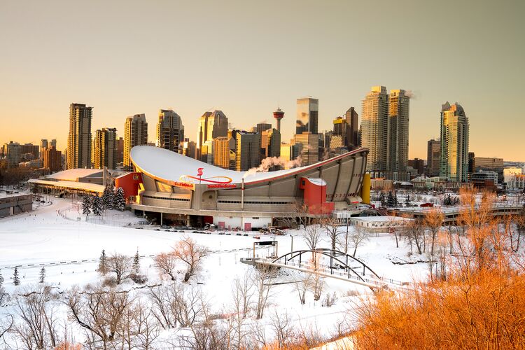 Der Saddledome vor der Skyline Calgarys