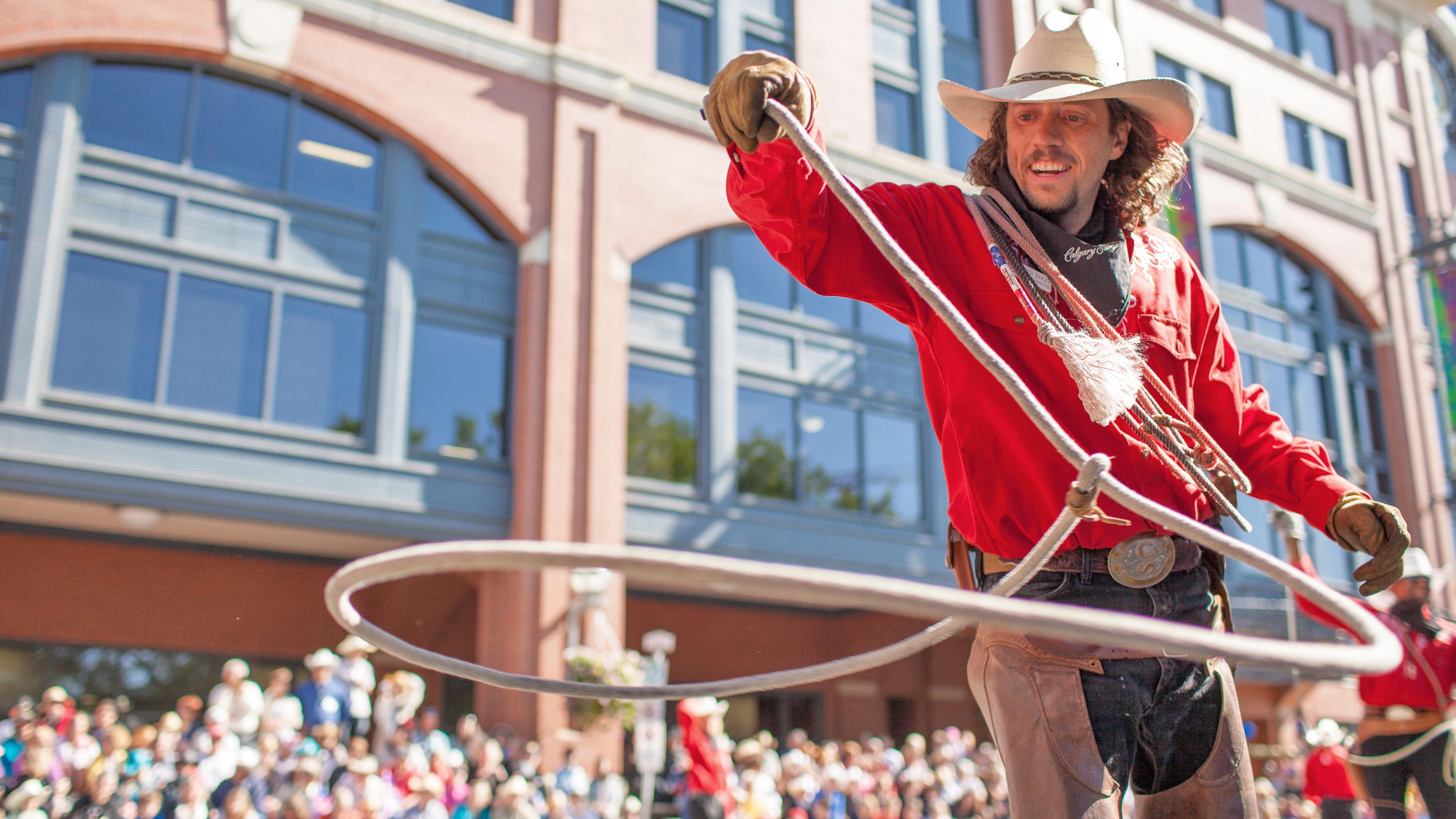 Ein Lasso-Künstler zeigt einen Trick Ein Lasso-Künstler präsentiert bei der Eröffnungsparade der Calgary Stampede sein Können
