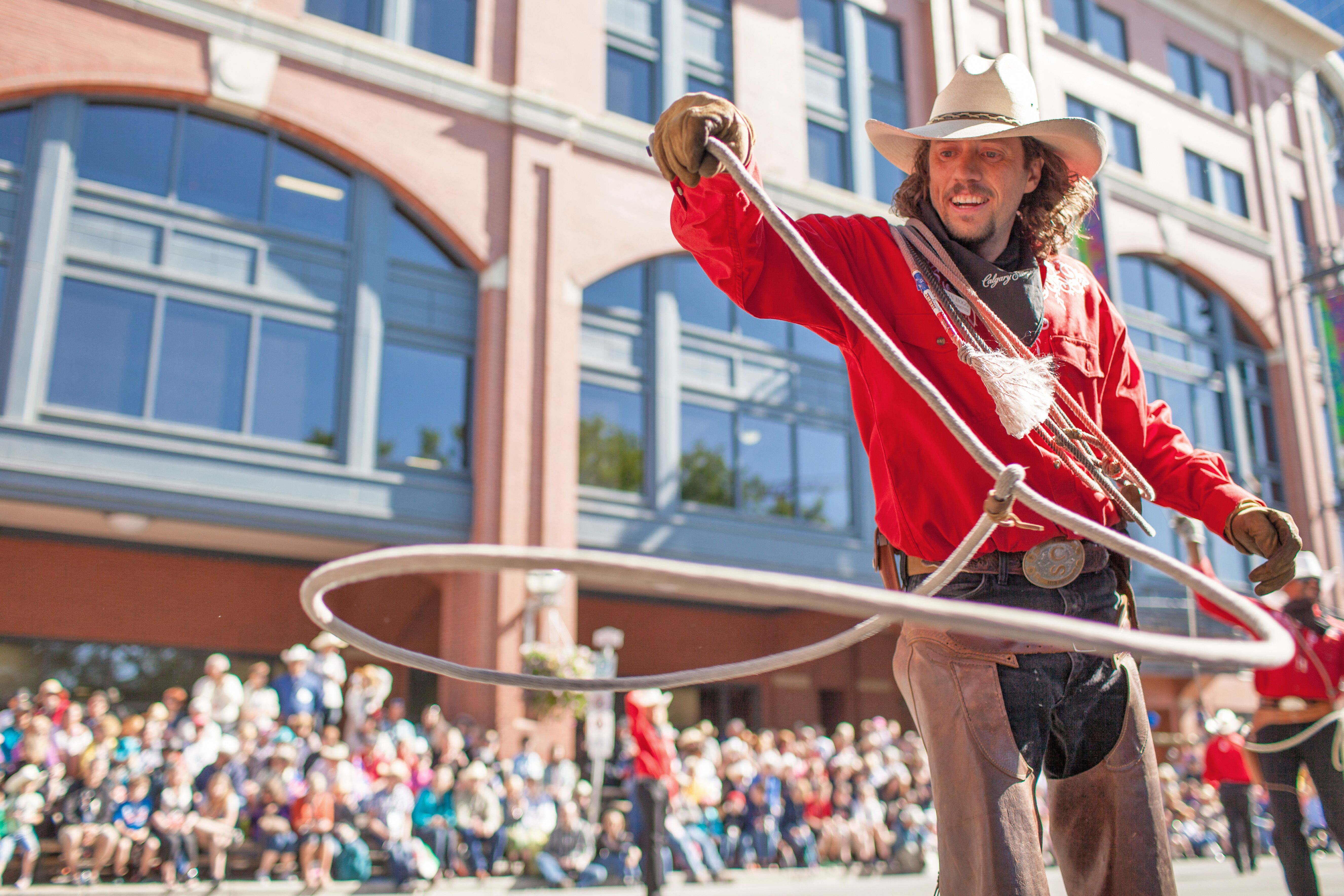 Ein Cowboy macht einen Lassotrick wÃ¤hrend der Parade des Calgary Stampede in Alberta