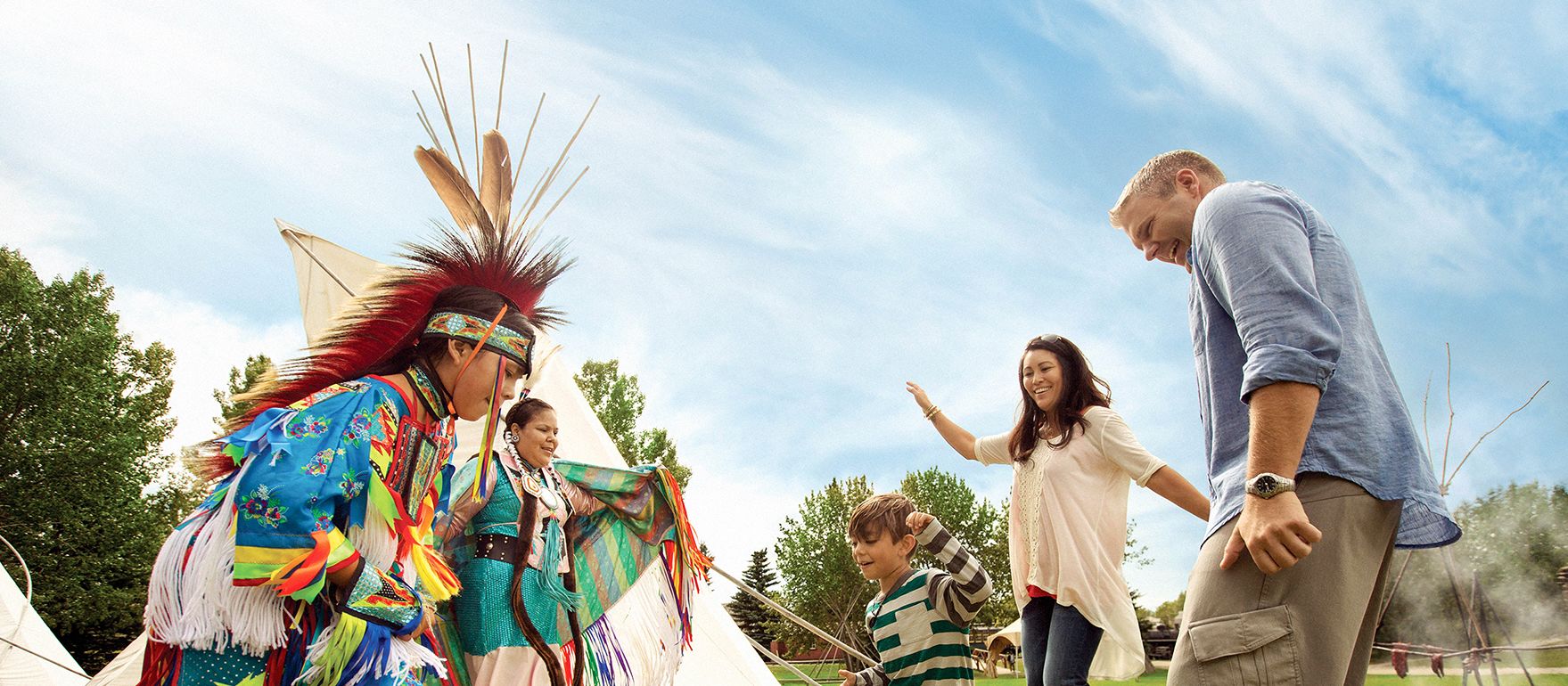 Familie Tanzt mit Eingebohrenen im Heritage Park in Calgary, Canada