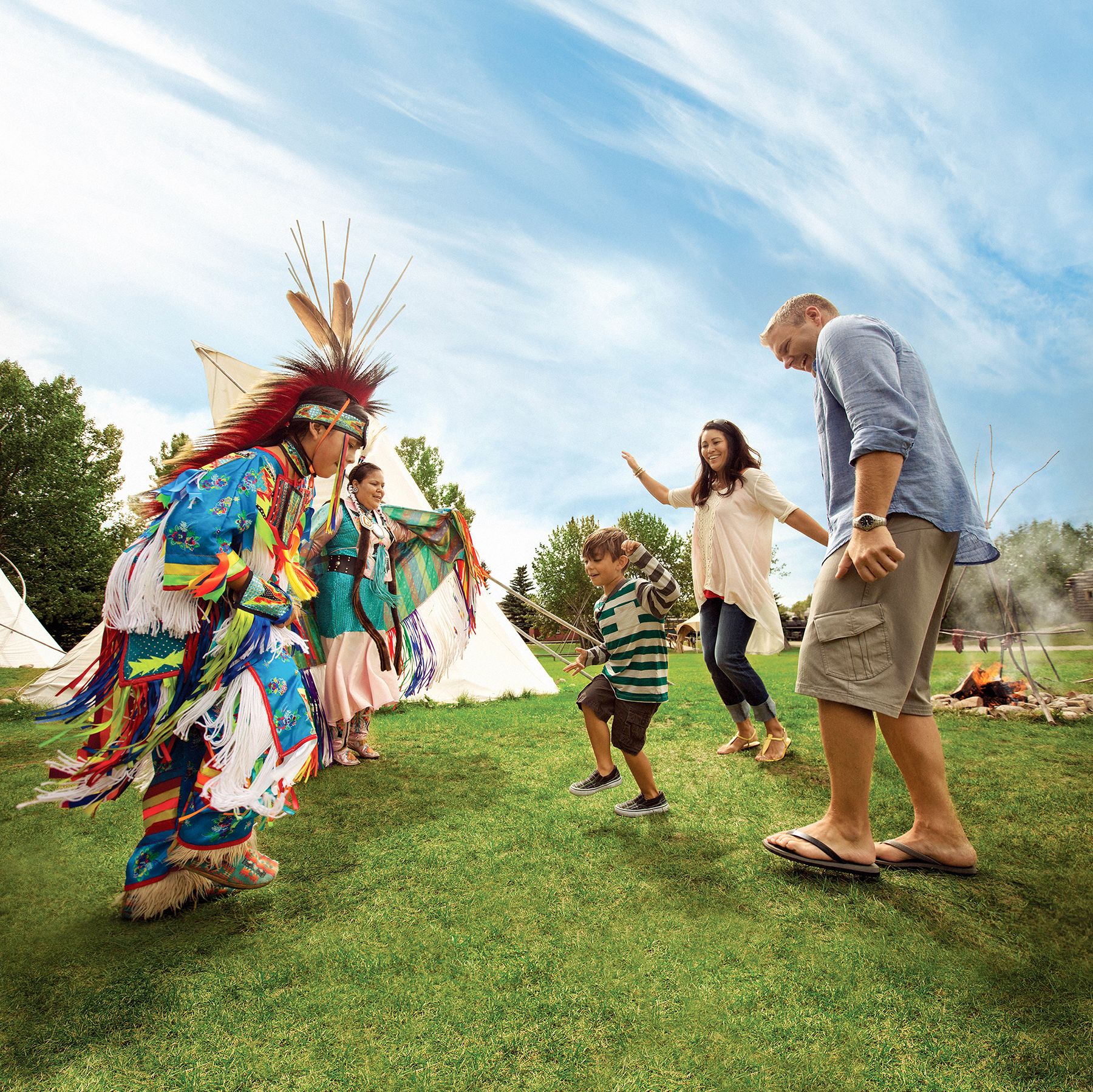 Familie Tanzt mit Eingebohrenen im Heritage Park in Calgary, Canada