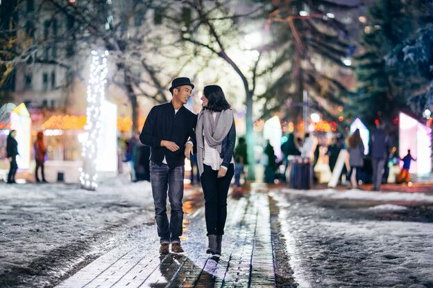 Ein Spaziergang über den Olympic Plaza zum Winter Light Festival in Calgary, Kanada Ein Spaziergang über den Olympic Plaza zum Winter Light Festival in Calgary, Kanada