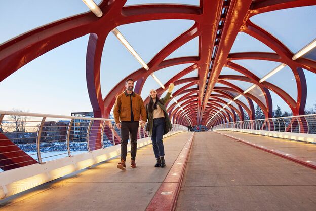 Pärchen erkundet die Peace Bridge im Winter Pärchen erkundet die Peace Bridge im Winter