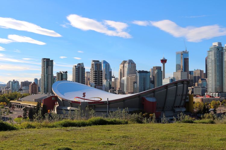 Blick auf die Skyline und die Arena "Saddledome" in Calgary, Alberta