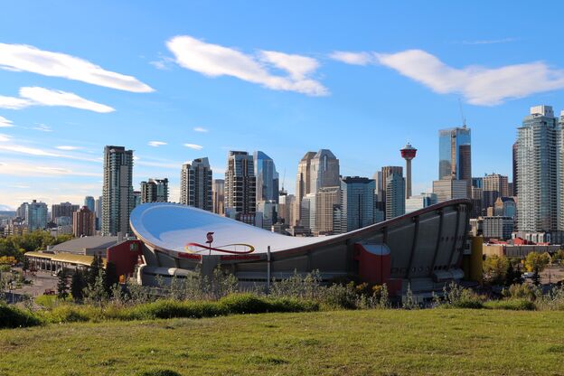 Blick auf die Skyline und die Arena "Saddledome" in Calgary, Alberta Blick auf die Skyline und die Arena "Saddledome" in Calgary, Alberta